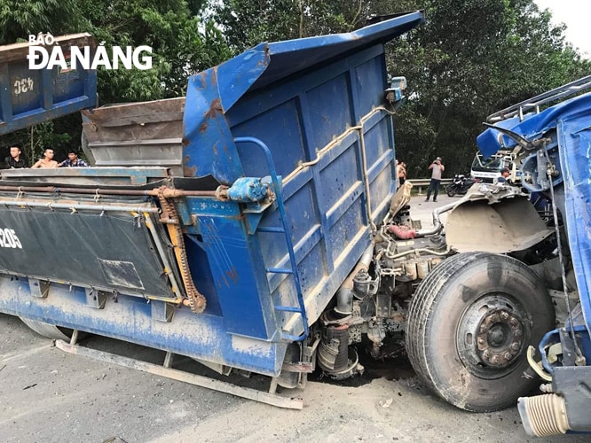 Chiếc xe ben bị hư hỏng nặng sau vụ tai nạn giao thông