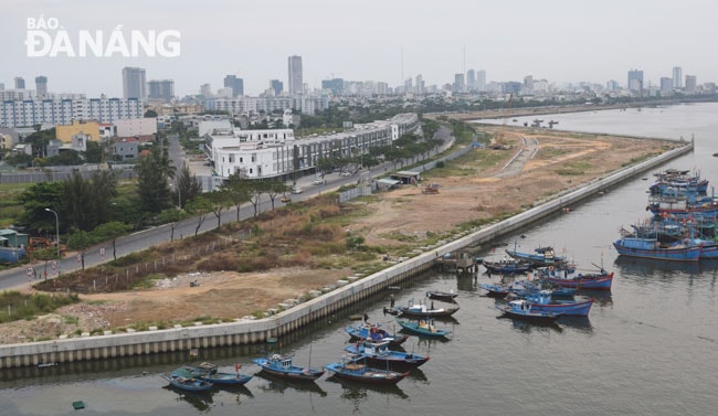 Chủ đầu tư dự án bất động sản và bến du thuyền thống nhất với Sở Xây dựng về các giải pháp điều chỉnh quy hoạch sử dụng đất, quy hoạch thiết kế không gian cảnh quan vệt ven bờ đông sông Hàn. TRONG ẢNH: Dự án bất động sản và bến du thuyền Marina Complex.Ảnh:TRIỆU TÙNG