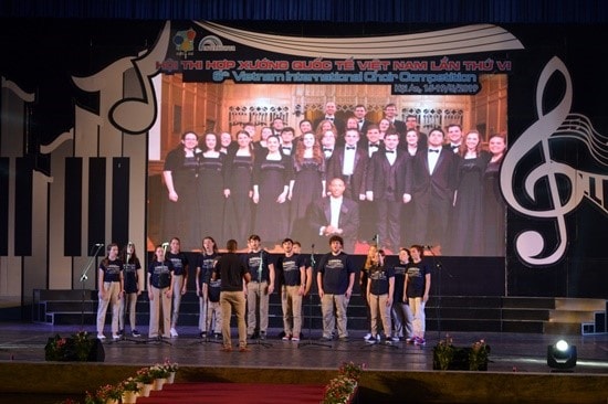 Amercan choir performs after the opening ceremony.