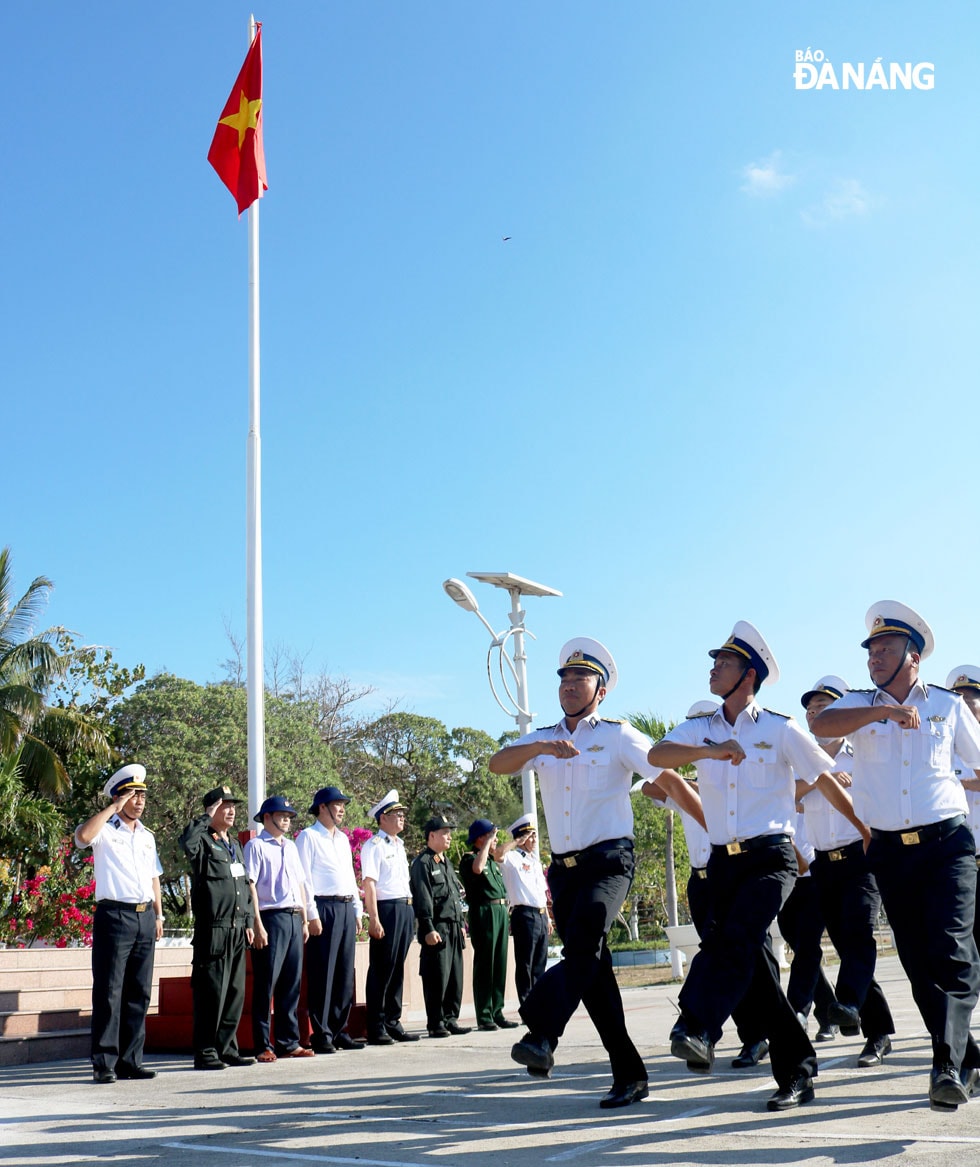 Lễ chào cờ, duyệt đội ngũ ở Trường Sa.
