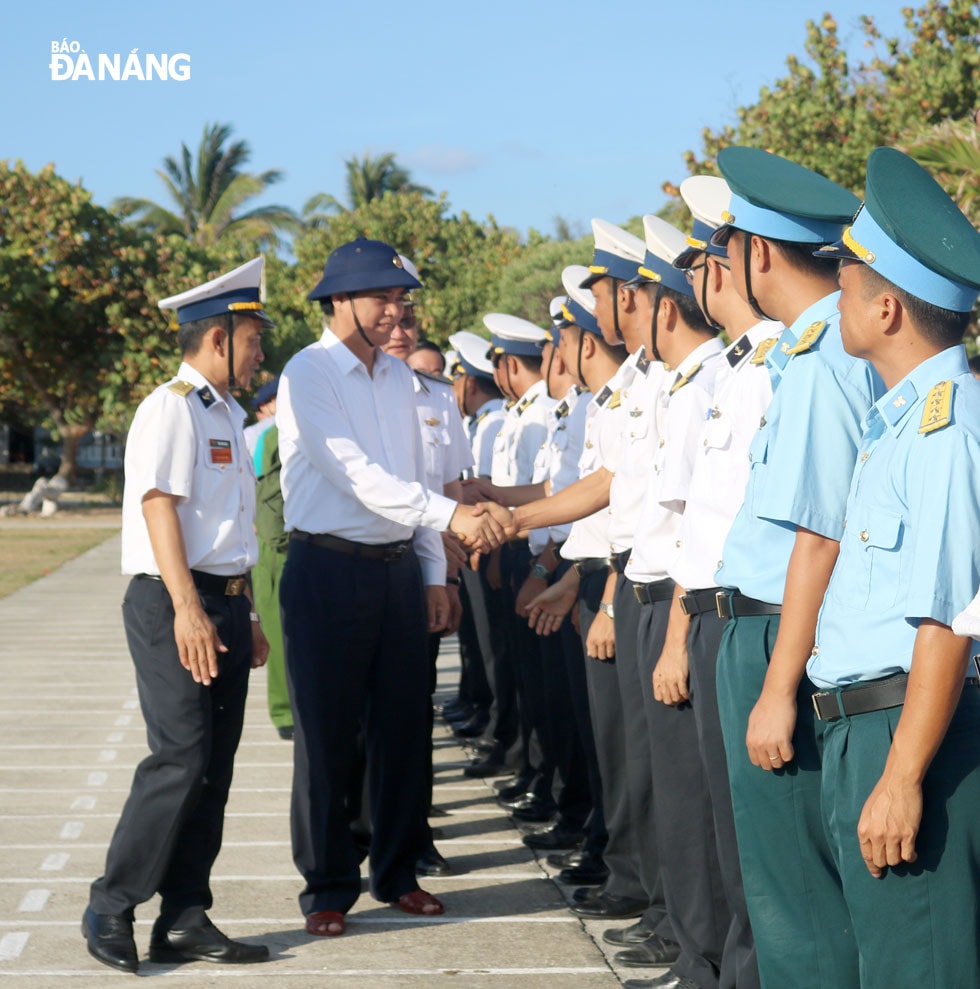 Phó Chủ tịch UBND thành phố Trần Văn Miên thăm hỏi cán bộ, chiến sĩ trên đảo Trường Sa.