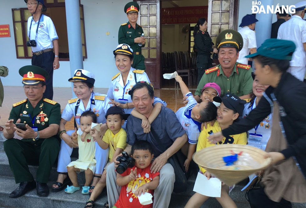 Đoàn công tác cùng các công dân “tí hon” trên đảo Trường Sa.