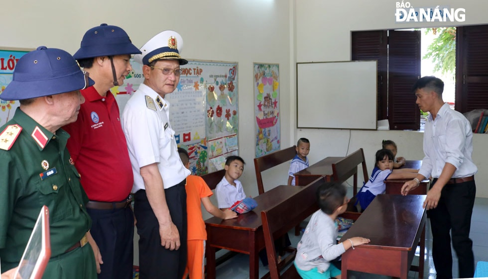 Đoàn công tác thăm một lớp học ở Song Tử Tây.