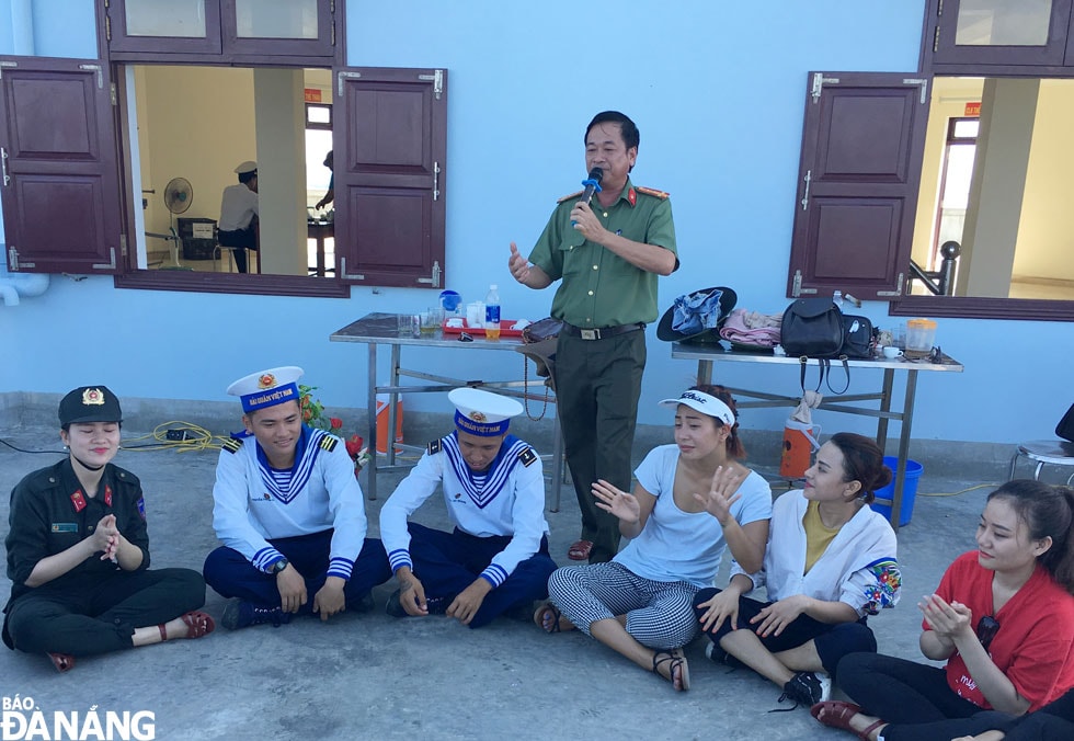 Các chiến sĩ trẻ Hải quân giao lưu văn nghệ cùng đoàn công tác đến với Trường Sa.