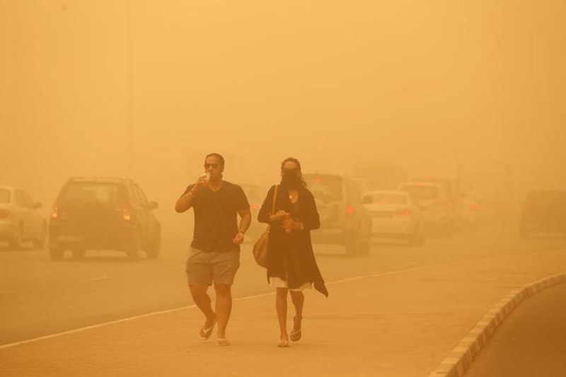 Vào mùa xuân và mùa hè, nhiệt độ ở Dubai có thể lên tới 48 độ C, đó còn chưa kể tới độ ẩm cao và ánh nắng mặt trời gay gắt. Bầu trời ở đây cũng chuyển sang màu xám do một lượng lớn khói bụi trong không khí.
