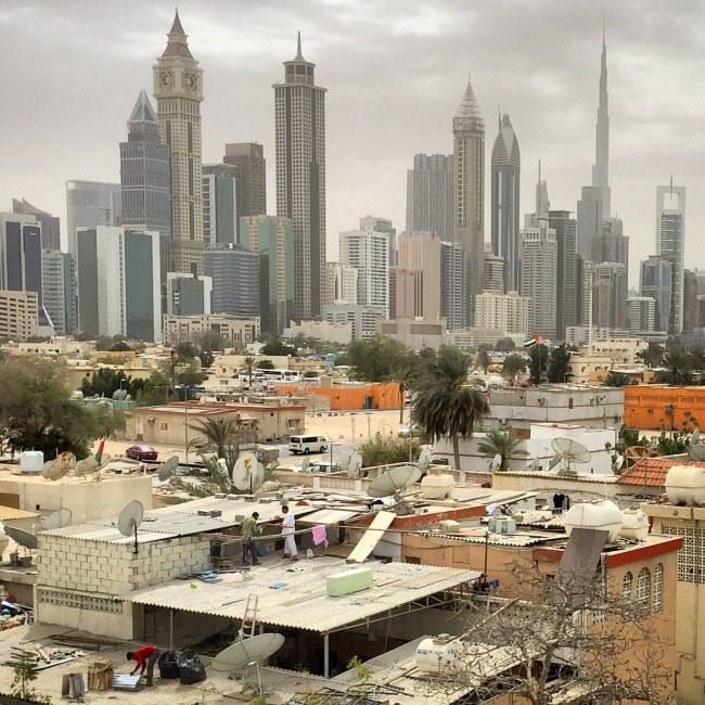 Dubai không chỉ có những tòa nhà chọc trời trăm tầng mà còn có nhiều ngôi nhà một tầng với sự đối lập gay gắt giàu - nghèo.