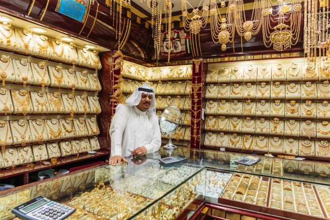 Nhiều người cho rằng Dubai giàu lên là nhờ dầu mỏ nhưng một thời gian dài trước khi sản xuất dầu, người dân Dubai chủ yếu lặn biển tìm ngọc trai và họ khá thành công với lĩnh vực này. Trang sức làm từ ngọc trai ở vùng Vịnh luôn được đánh giá cao và có giá trị lớn./.