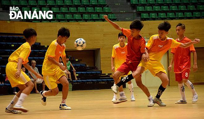Với lối chơi đã dạng cùng một lực lượng đồng đều, THCS Tây Sơn (áo vàng) được đánh giá cao trong trận chung kết.