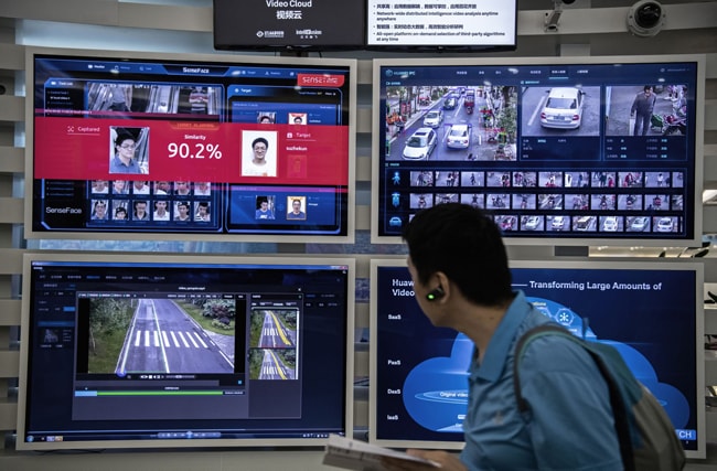 Công nghệ nhận dện khuôn mặt và trí thông minh nhân tạo trình chiếu trong khuôn viên của Huawei.