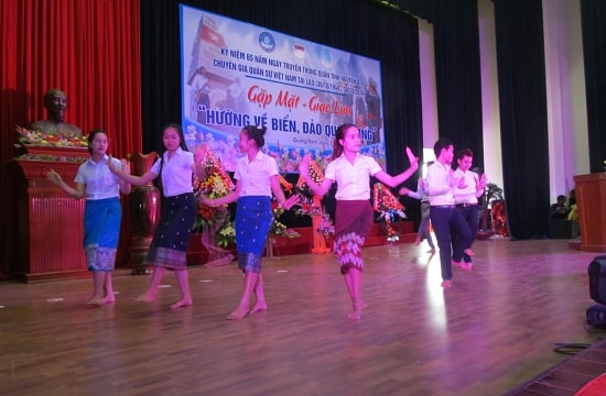 Lao students’ art performance in Quang Nam.