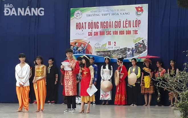 Thông qua các chương trình sân khấu hóa, học sinh sẽ là người giữ gìn văn hóa truyền thống của dân tộc. TRONG ẢNH: Một chương trình sân khấu hóa của Trường THPT Hòa Vang. (Ảnh do trường cung cấp)