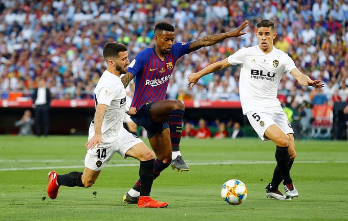 Cầu thủ Valencia nỗ lực phòng ngự sau bàn thua. Barca dồn toàn lực tấn công nhưng họ không tận dụng được các cơ hội tạo ra.