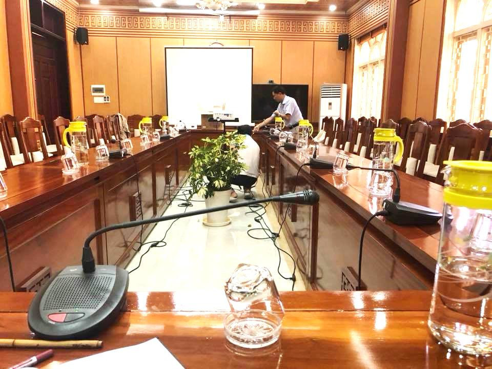 Glass bottles used instead of plastic ones in meetings.