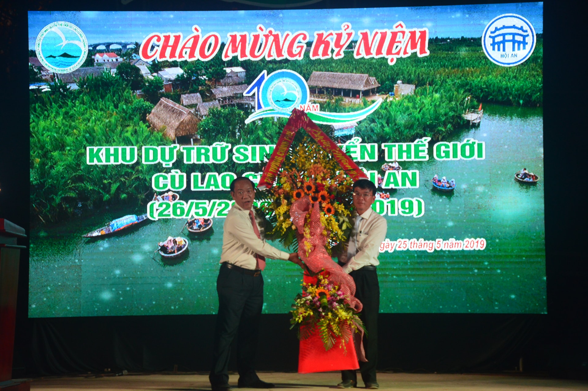 Chairman Thu (L) at the anniversary ceremony