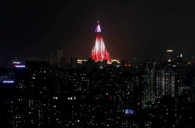 Khách sạn Ryugyong 105 tầng nổi bật giữa trung tâm Bình Nhưỡng dù vẫn chưa được hoàn thiện.