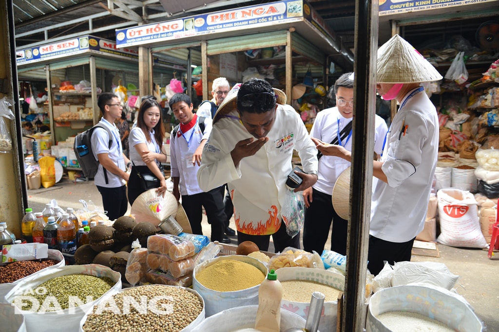 Các đầu bếp đã  tận mắt nhìn thấy, thử một số gia vị ở chợ để tìm ra nguyên liệu phù hợp cho món ăn mà họ sẽ trình diễn tại DNIFF sắp tới.