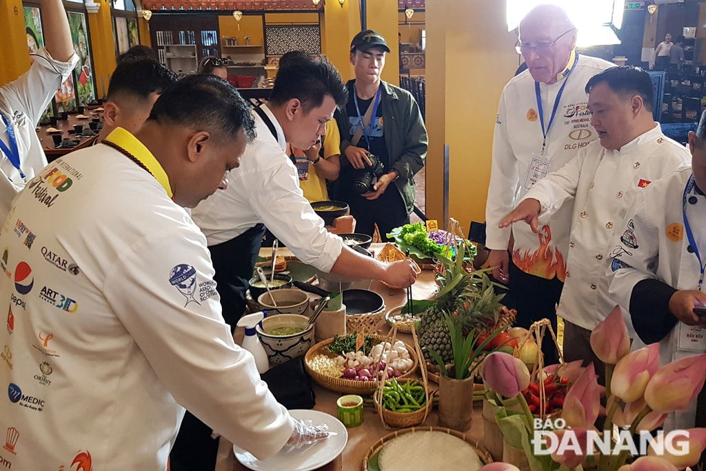 Sau khi rời chợ, các đầu bếp đã được thưởng thức món ăn địa phương tại Hệ thống ẩm thực Xèo.