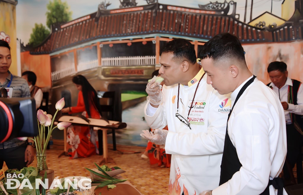 Tại Ẩm thực Xèo, các đầu bếp đã giao lưu, thử làm các món ăn của miền Trung như các món trộn, cuốn...