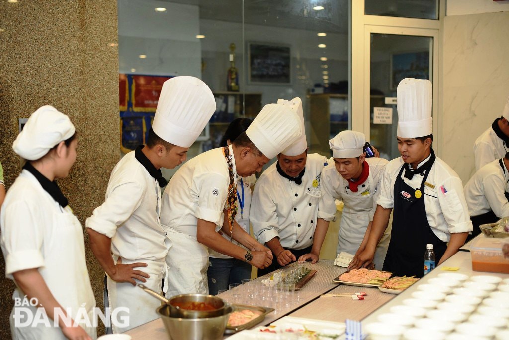 Tại buổi giao lưu Cocktail, các đầu bếp quốc tế đã phối hợp với các đầu bếp địa phương trình diễn món ăn đặc trưng, tinh hoa ẩm thực của quốc gia mình được chế biến trên nền nguyên liệu của miền Trung.