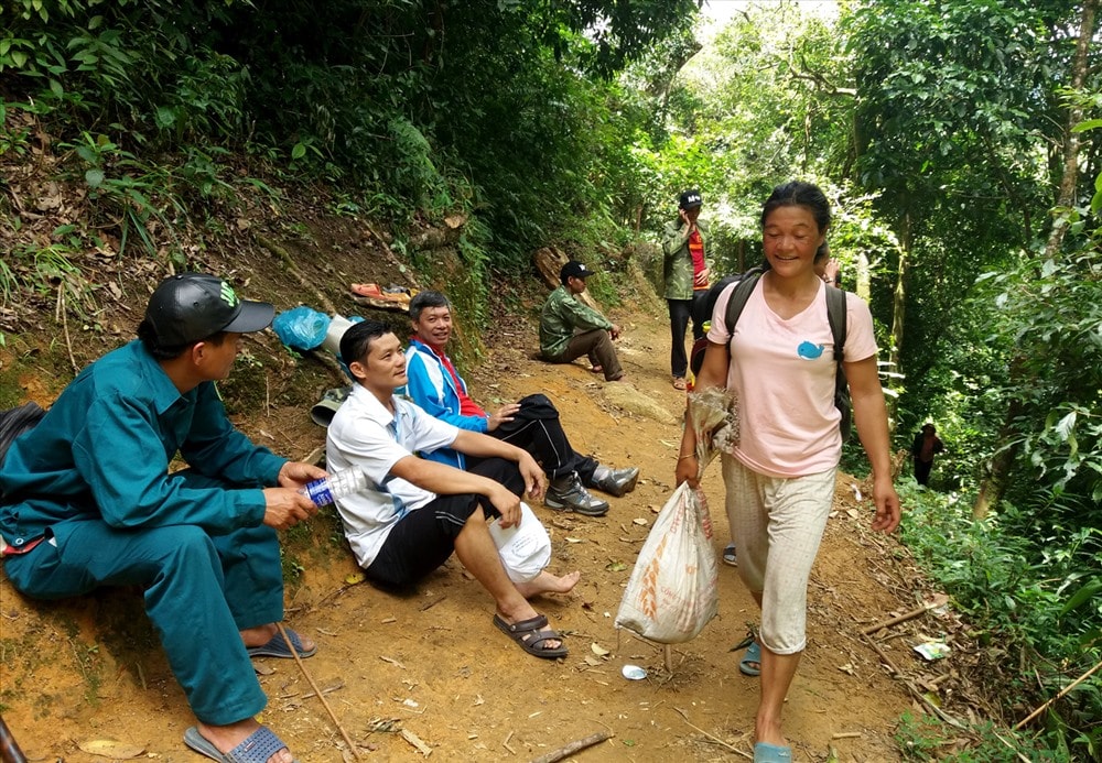 Lực lượng chức năng và người dân tuần tra rừng. Ảnh: NTM