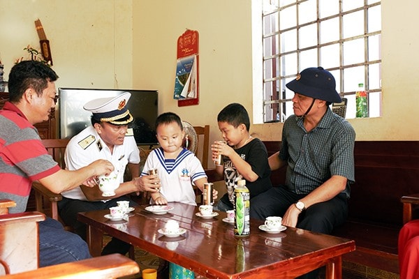 Lãnh đạo Ban Tuyên giáo Trung ương và Bộ Tư lệnh Hải quân nhân d