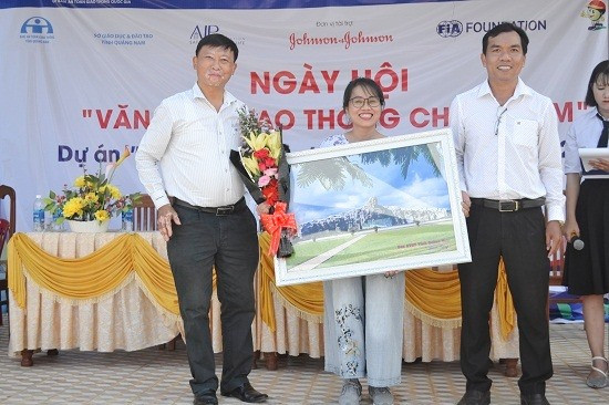 Lãnh đạo Văn phòng Ban ATGT tỉnh tặng quà lưu niệm tri ân bà Đinh Kim Phượng - Quản lý chương trình quốc gia Quỹ phòng chống thương vong châu Á. Ảnh: C.T