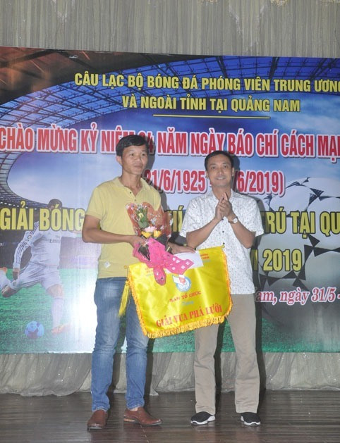 Cầu thủ Hoàng Quân (Câu lạc bộ Bóng đá phóng viên báo Trung ương và ngoài tỉnh thường trú tại Quảng Nam) đoạt danh hiệu vua phá lưới. Ảnh: T.V