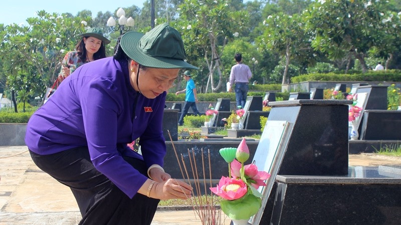 Đồng chí Tòng Thị Phóng viếng hương mộ liệt sĩ tại Nghĩa trang liệt sĩ tỉnh. Ảnh: ĐOÀN ĐẠO