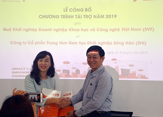 Đại diện Songhan Incubator (phải) và Quỹ Khởi nghiệp doanh nghiệp khoa học và công nghệ Việt Nam ký kết tài trợ năm 2019 giúp start-up có thêm các cơ hội để phát triển. Ảnh: Q.T