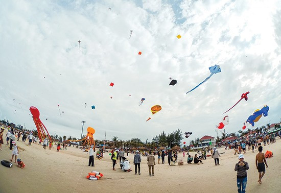 Festival diều quốc tế diễn ra tại biển Tam Thanh - TP. Tam Kỳ vào tháng 6.2017. Ảnh: PHƯƠNG THẢO
