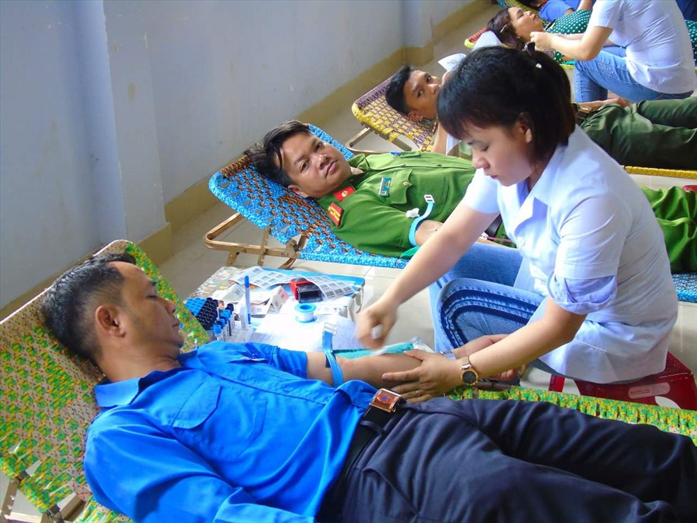 Đoàn viên thanh niên huyện Đông Giang hiến máu tình nguyện. Ảnh: M.L