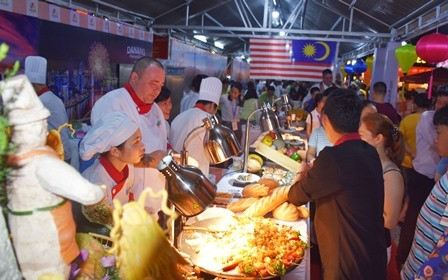 Đông đảo du khách thưởng thức món ăn tại DNIFF 2019. Ảnh: V.S