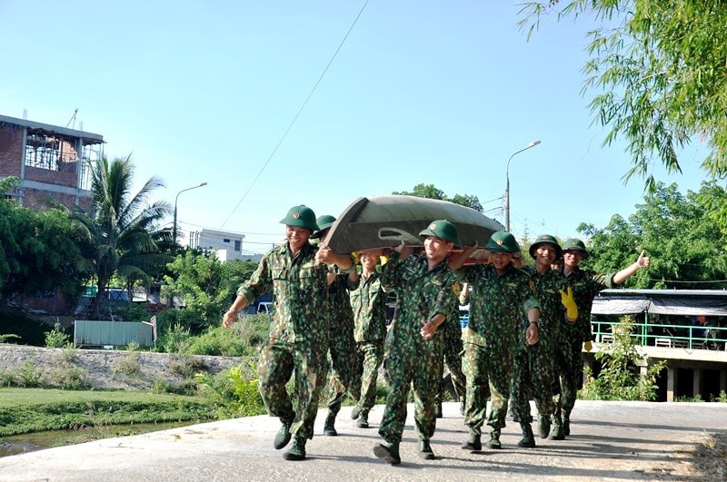 Khiêng ghe ra hồ điều hòa Duy Tân phục vụ vớt bèo tây. Ảnh: VINH ANH