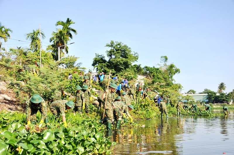 Thanh niên các đơn vị đồng loạt ra quân làm sạch môi trường. Ảnh: VINH ANH