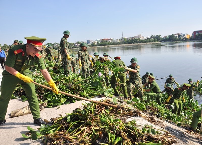 Đoàn viên thanh niên Công an tỉnh tham gia dọn bèo tây cùng thanh niên các lực lượng vũ trang. Ảnh: VINH ANH