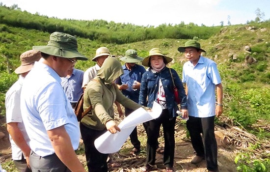 Đoàn khảo sát khu vực xây dựng lò đốt rác tại đồi Đá Mọc (Đại Nghĩa) và vùng giáp ranh Đại Nghĩa, Đại Hiệp vào ngày 31.5. Ảnh: H.L