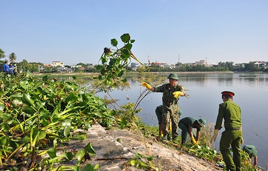 Nhiều lực lượng thanh niên tình nguyện tham gia dọn vệ sinh môi trường. Ảnh: VINH ANH