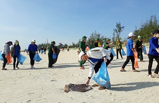 Ra quân thu gom rác thải tại bãi biển Tam Thanh. Ảnh: T.Q