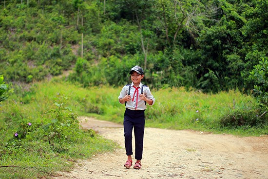 Mỗi ngày, Nguyễn Thị Cẩm (học sinh lớp 6, xã Tiên Ngọc) vẫn miệt mài đi bộ đến trường. Ảnh: D.L