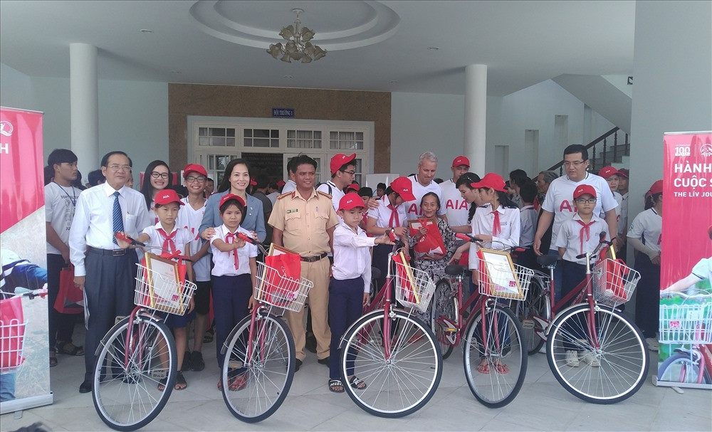 Trao tặng 260 xe đạp cho học sinh có hoàn cảnh khó khăn. Ảnh: M.L