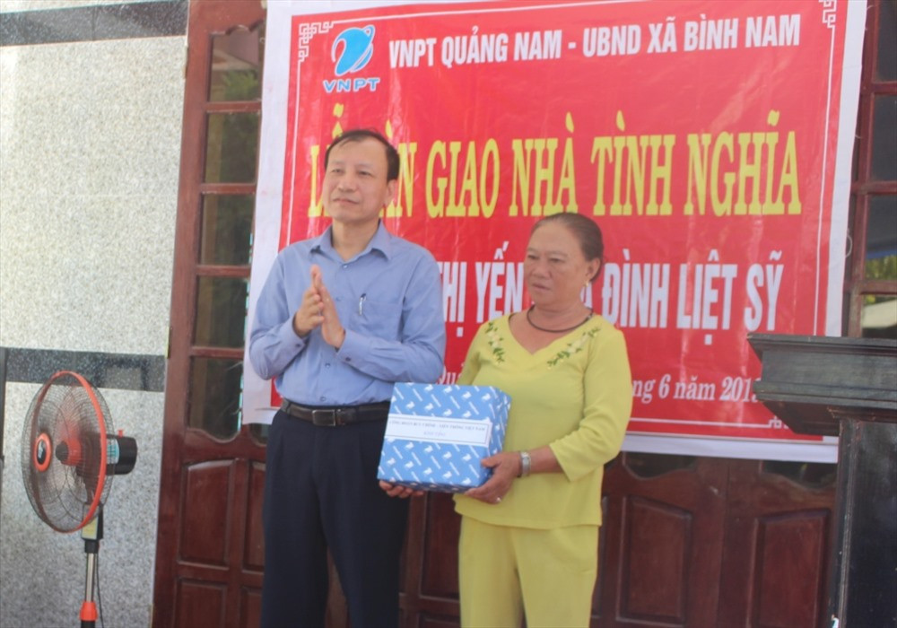 Đại diện VNPT Quảng Nam trao tặng quà cho gia đình bà Yến. Ảnh: HOÀNG LIÊN
