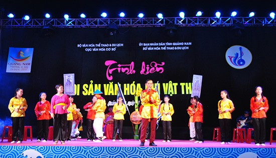 Câu lạc bộ Đàn hát bả trạo, dân ca bài chòi xã Tam Thanh trình diễn tại Festival Di sản Quảng Nam 2017.