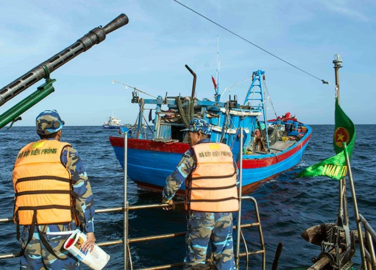Biên đội 34 thông báo về sự hiện diện trên biển, đề nghị tàu cá của ngư dân Quảng Nam chấp hành tốt các quy định pháp luật khi khai thác hải sản. Ảnh: L.V.C