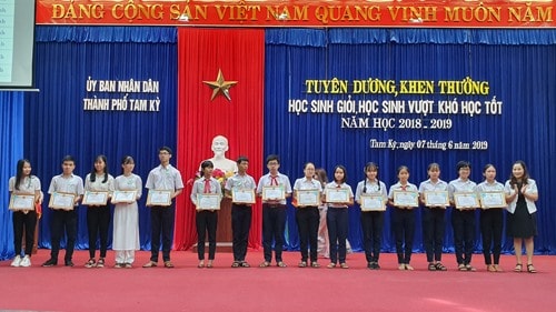 Khen thưởng cho HS giỏi đạt giải tại kỳ thi HS giỏi quốc gia và tỉnh. Ảnh: LÊ THU