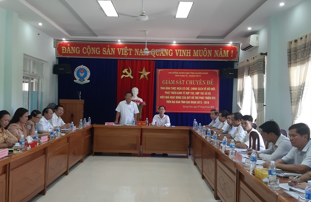 Đoàn giám sát của HĐND tỉnh làm việc với Liên minh HTX Quảng Nam. Ảnh: VĂN SỰ