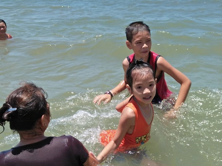 Trẻ em hào hứng khi tắm biển cùng gia đình. Ảnh: Đ.L