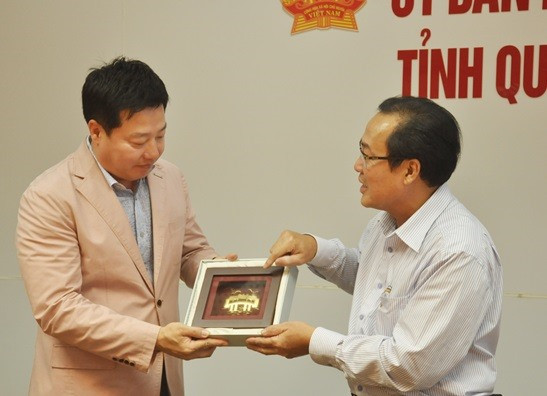 Phó Chủ tịch Thường trực UBND tỉnh Huỳnh Khánh Toàn tặng quà lưu niệm cho ông Jun Haeng Joon. Ảnh: N.Đ