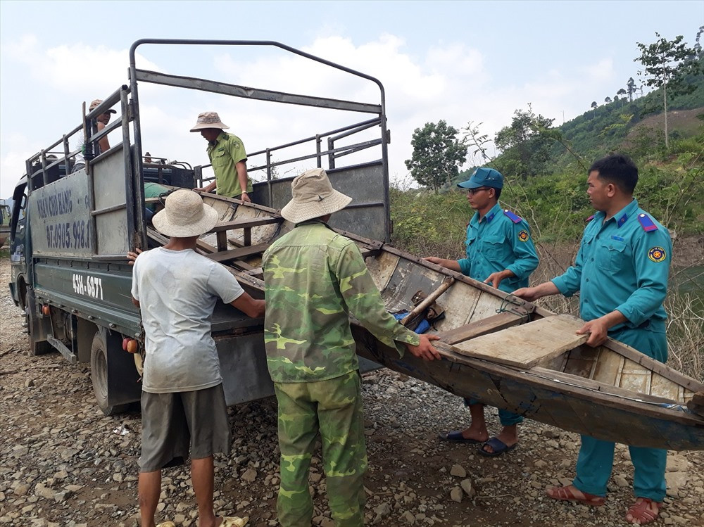 Lực lượng kiểm lâm và BQL rừng phòng hộ Đắk Mi thu giữ ghe thuyền không có đăng ký hoạt động tại khu vực lòng hồ thủy điện Đắk Mi. Ảnh: THANH THẮNG