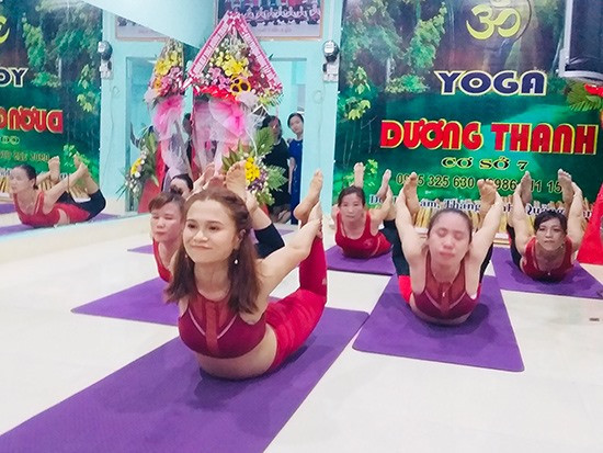 Học viên tập luyện tại trung tâm yoga của chị Thanh.
