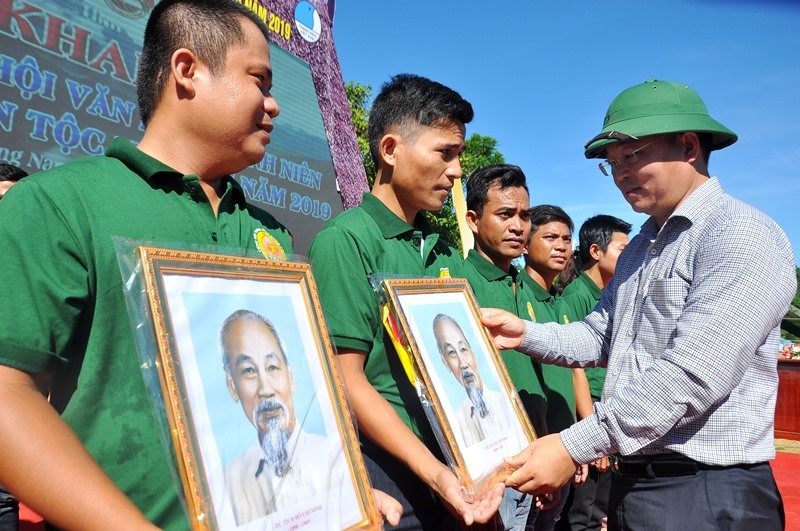 Phó Chủ tịch UBND tỉnh Lê Trí Thanh tặng ảnh Bác Hồ cho các hộ TN. Ảnh: V.A